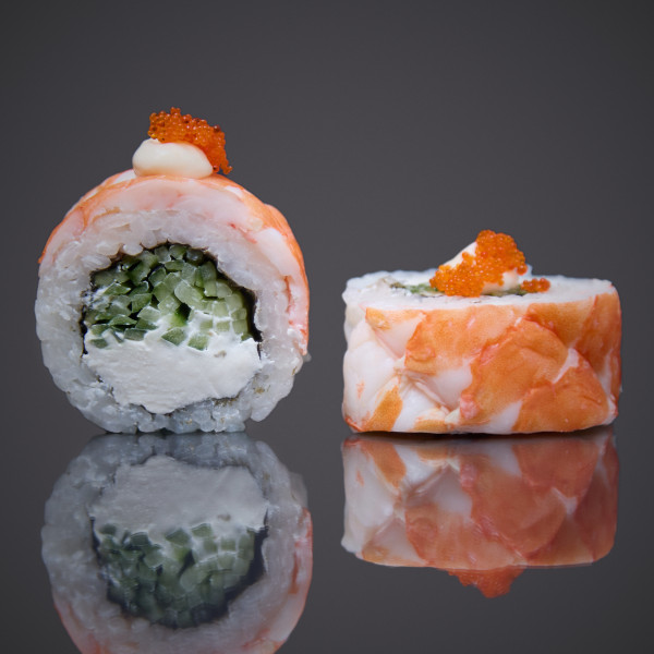 Ролл с креветкой и икрой