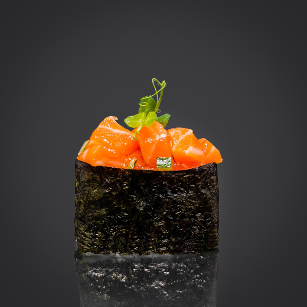 Гункан с лососем