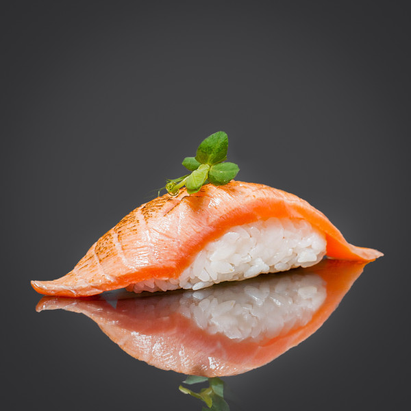 Нигири с опаленным лососем