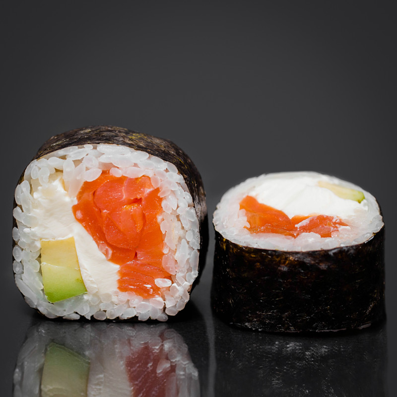 Ролл с копченым лососем и сыром