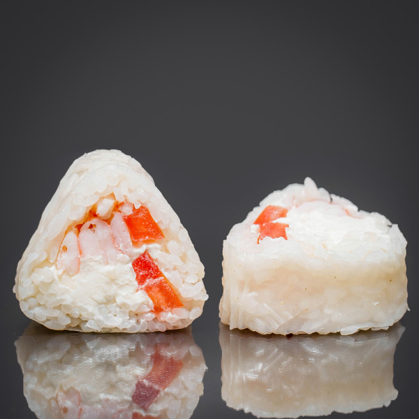 Ролл в рисовой бумаге с креветкой