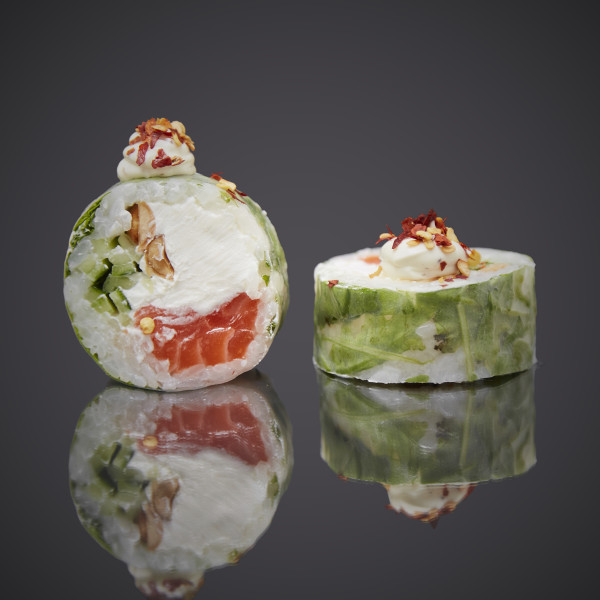 Ролл в рисовой бумаге с лососем