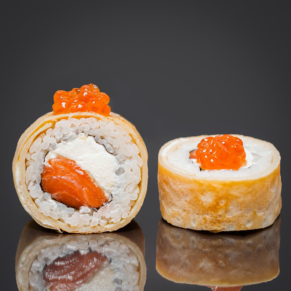 Ролл в омлетном блинчике