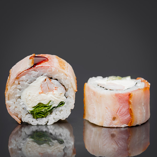 Ролл с креветкой в беконе