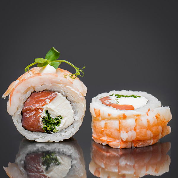 Ролл с креветкой и копченым лососем
