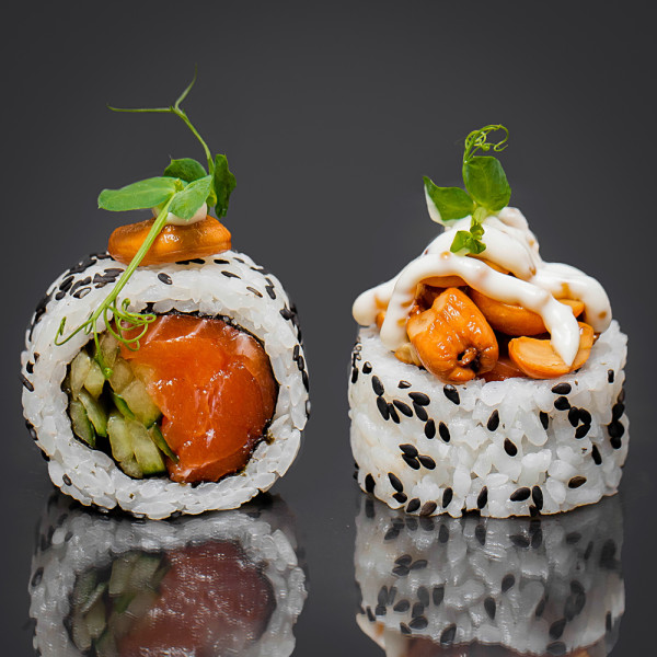 Ролл с лососем и кешью