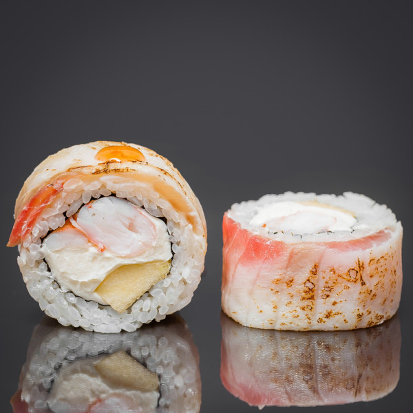 Ролл с опаленным окунем и креветкой