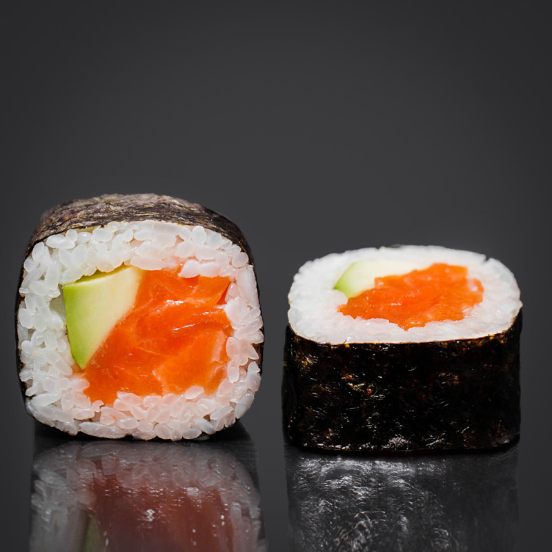 1/2 Ролл с лососем и авокадо