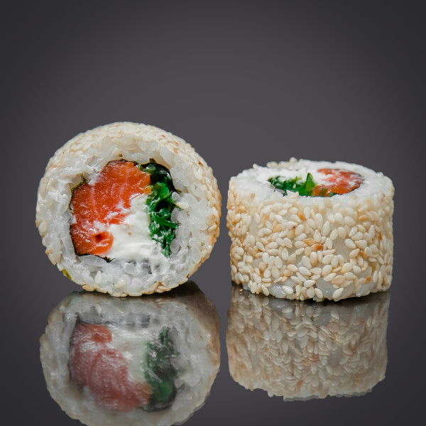 Ролл с лососем и чука