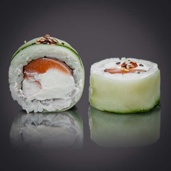 Ролл в огурце с креветкой