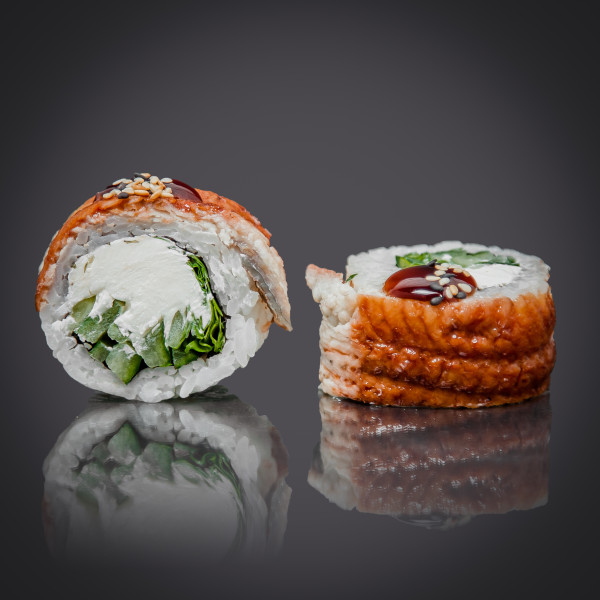 Ролл с угрем и рукколой 