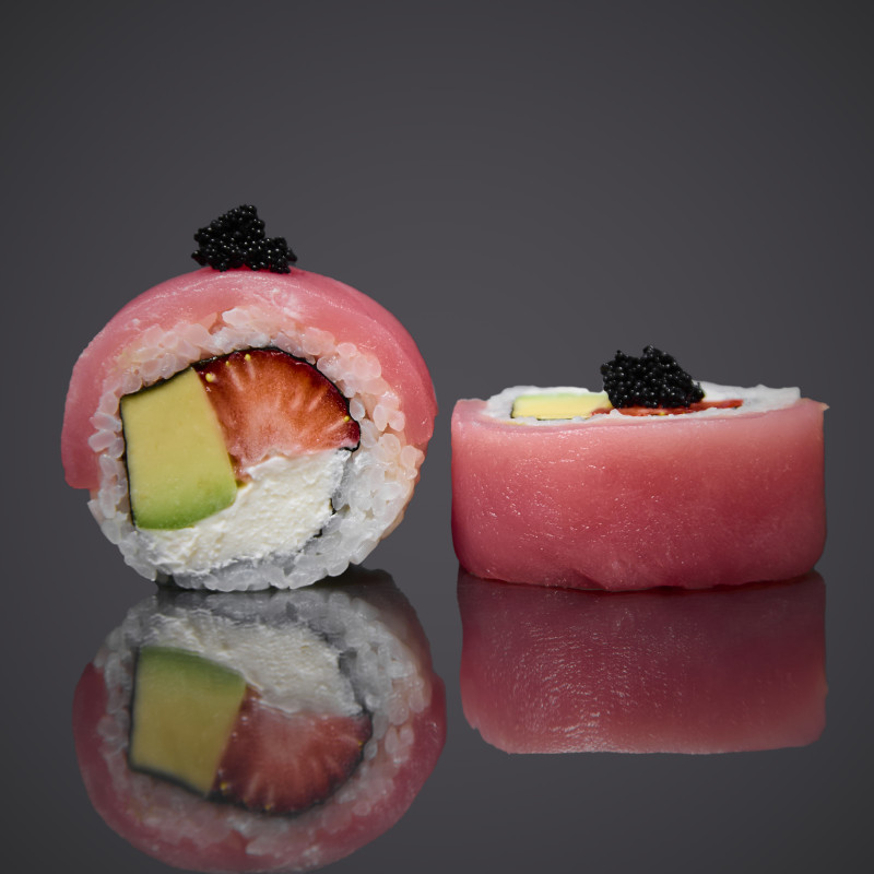 Ролл с тунцом и клубникой