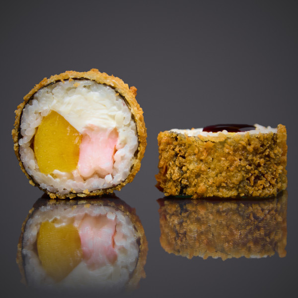 Ролл в темпуре с креветкой и персиком