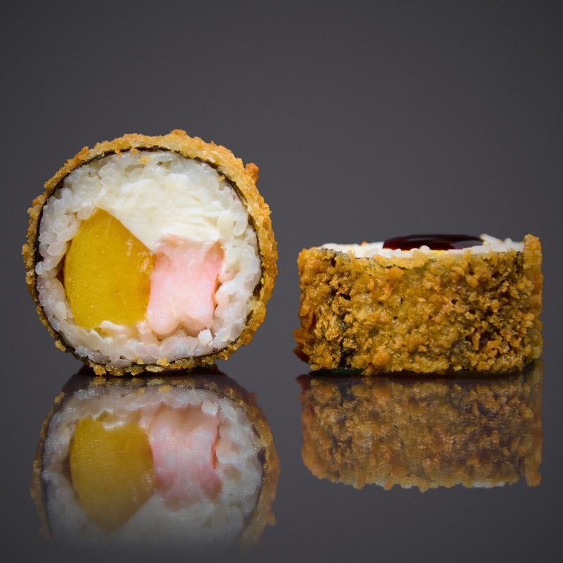 Ролл в темпуре с креветкой и персиком