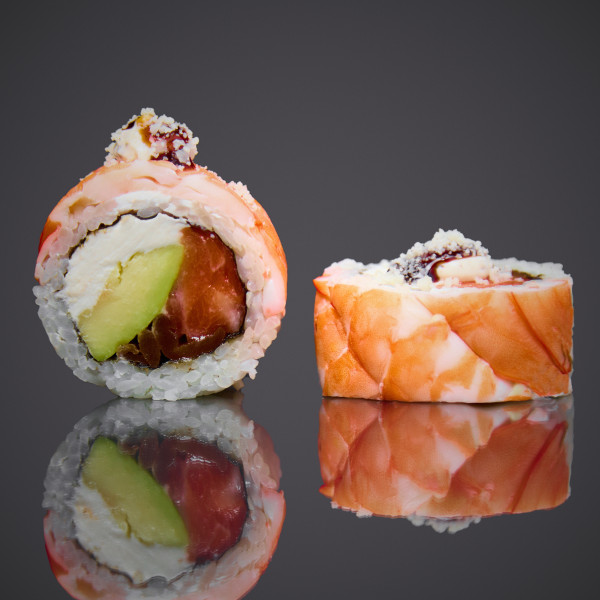 Ролл с креветкой и трюфельным соусом