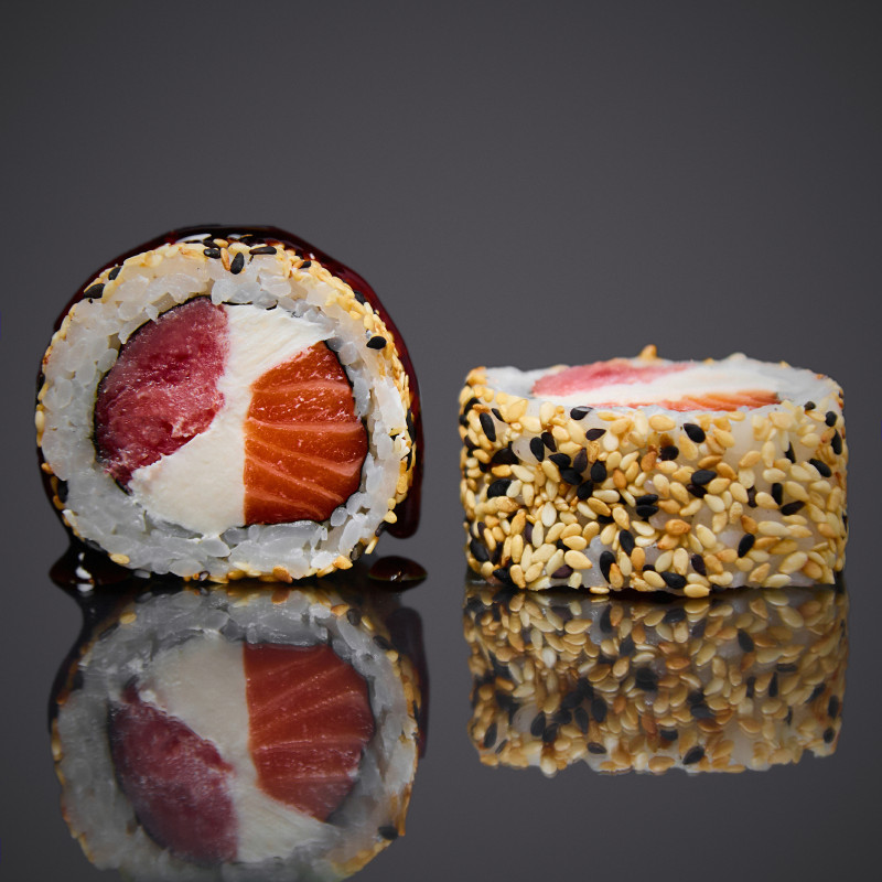 Ролл с лососем и тунцом в кунжуте