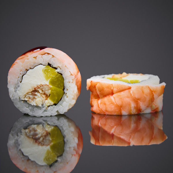 Ролл с угрем и такуаном