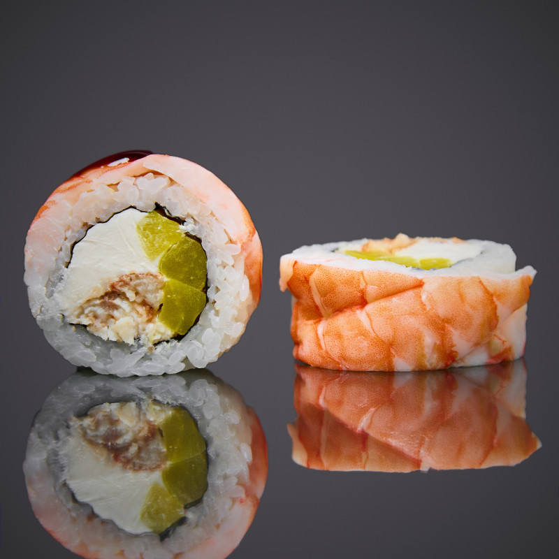 Ролл с угрем и такуаном